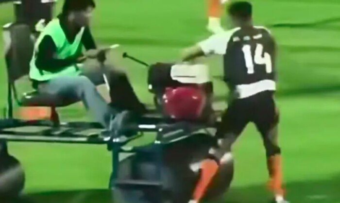 واقعة غريبة في تايلاند.. آلة ثقيلة تدهس لاعبًا إنجليزيًا قبل المباراة «فيديو»