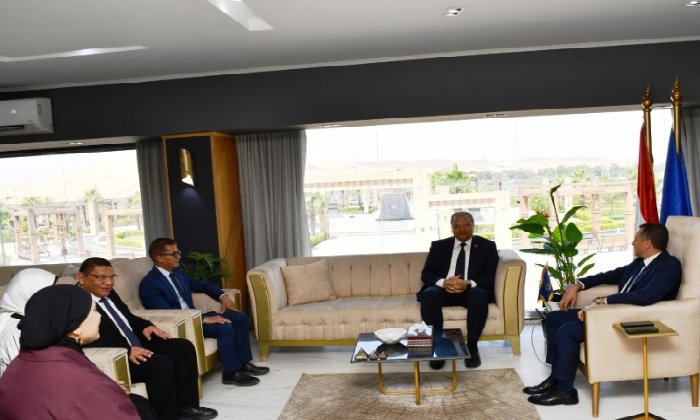 محافظ أسوان يستعرض دعم منظومة التأمين الصحي الشامل
