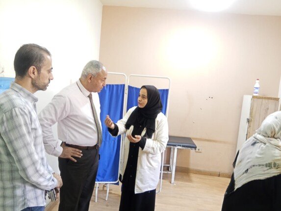 مدير صحة القليوبية يتفقد عيادات الجلدية ببنها ويوجه بتطوير مسار الخدمة وتخفيف الزحام