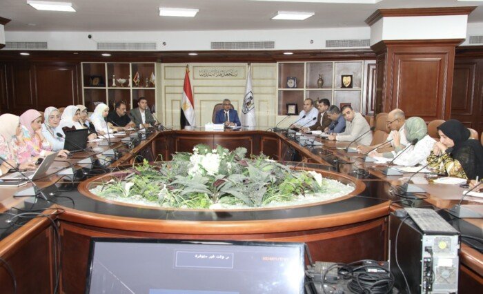 محافظ بني سويف يستعرض مقترحات التخطيط العمراني مع حملة الماجستير والدكتوراه