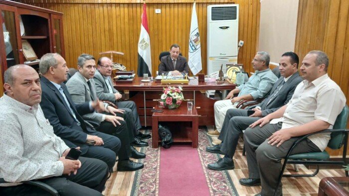 مدير تعليم بني سويف يستعرض مع مدير الزراعة تطوير المدارس الزراعية