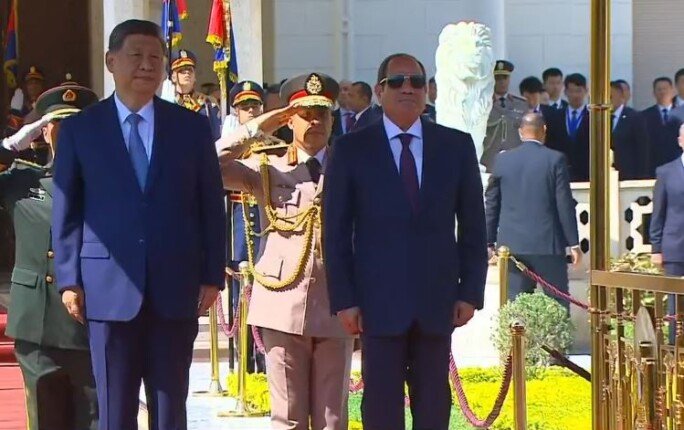 الرئيس السيسي وقرينته يستقبلان الرئيس الصيني وزوجته بقصر الاتحادية
