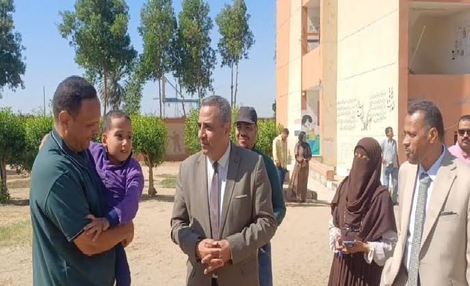 «خده في حضنه وجري بيه».. معلم يصنع فرحة تلميذ من ذوي الهمم في سباق بمدرسة اللطاسنة بأبوتشت شمال قنا
