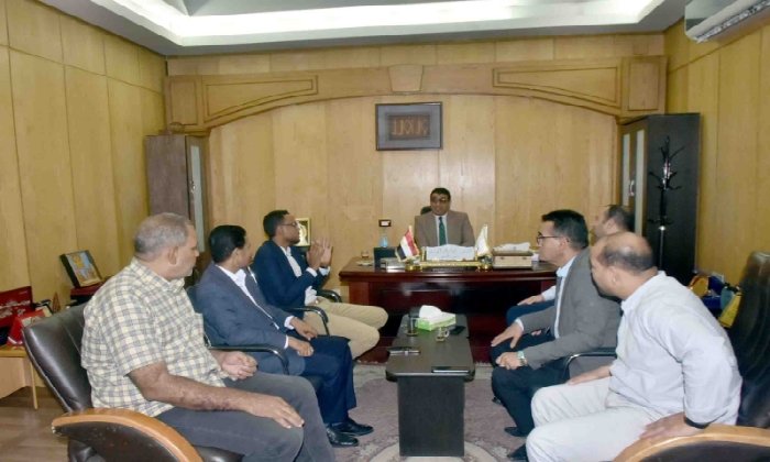 ​توازن بين دعم الاستثمار وحماية المواطنين.. تحركات عاجلة بالأقصر ضد المنشآت الغذائية غير المرخصة