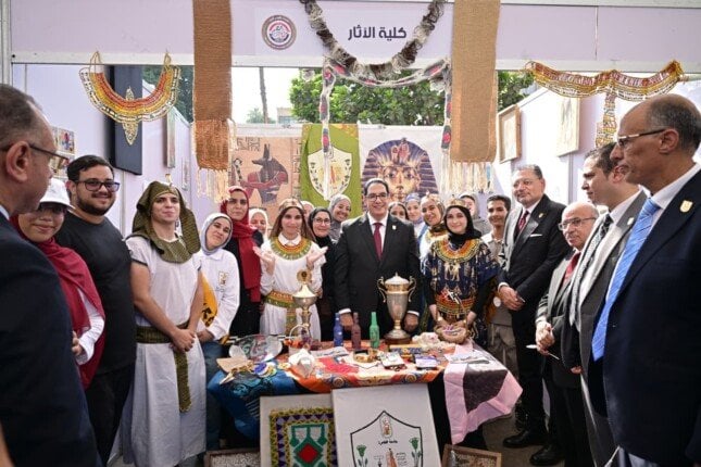 جامعة القاهرة تستقبل العام الدراسي الجديد بأجواء احتفالية