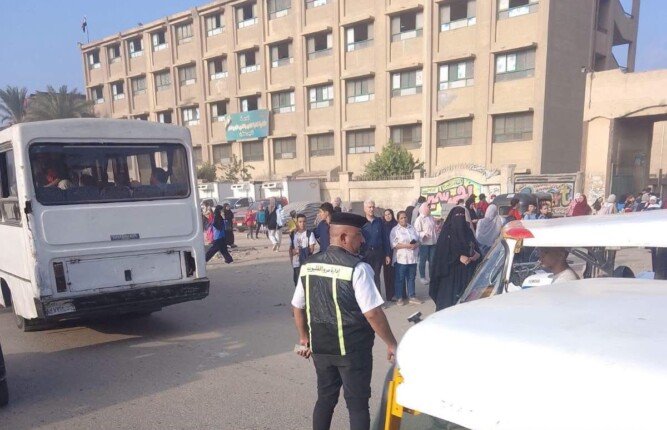 تكثيف التواجد الأمني ومنع انتظار السيارات أمام بوابة مجمع إسكو التعليمي بشبرا الخيمة