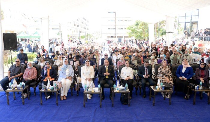 رئيس جامعة المنصورة يحاور طلاب الفنون الجميلة حول الإبداع والمهارات ومتطلبات سوق العمل
