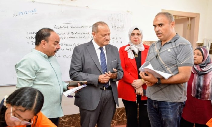 مدير تعليم بورسعيد يحيل مخالفات «مكة المكرمة الرسمية لغات» للشؤون القانونية