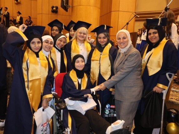 همت أبو كيلة تشارك أبطال 57357 فرحة التخرج.. «قصة بطل.. نجاح رغم الألم»