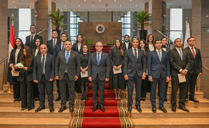 15 شابًا وفتاة.. وزير الاستثمار يشهد أداء اليمين للدفعة الجديدة من أعضاء التمثيل التجاري