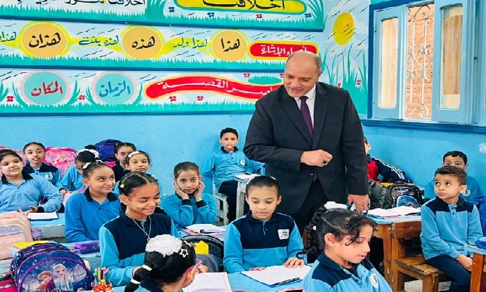 مدير تعليم الإسكندرية يواصل جولاته الميدانية بالمدارس.. ويوجه رسائل تحفيزية للطلاب
