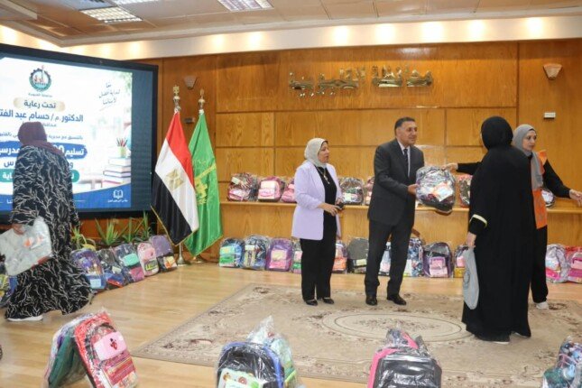 محافظ القليوبية يُسلّم 400 شنطة مدرسية ومستلزمات دراسية لـ100 أسرة من الأولى بالرعاية