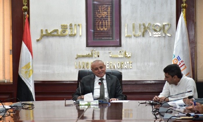 محافظ الأقصر يستعرض مع هيئة تنمية الصعيد مستجدات المشروعات التنموية
