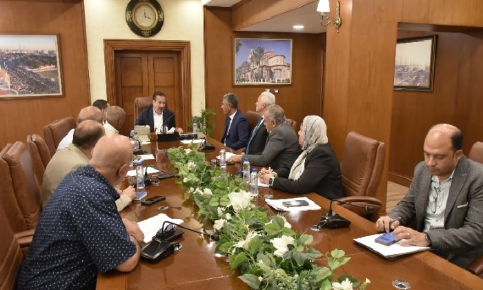 محافظ بورسعيد يشدد على رفع كفاءة المعدات والعمالة لتحسين مستوى الخدمات البيئية