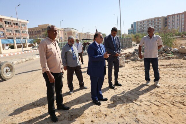رئيس جامعة قنا يتفقد أعمال تمهيد الطريق الجديد الرابط بين المستشفى المرزوقي وبوابة 5 لتعزيز انسيابية الحركة داخل الحرم الجامعي