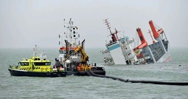 مأساة في إندونيسيا.. مصرع 6 أشخاص وفقدان 130 بعد انقلاب عبارة في بحر جاوة
