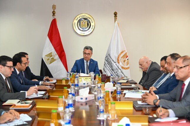 وزير التموين يبحث تكلفة الخبز السياحي والفينو ويشدد على استقرار أسعار الدقيق