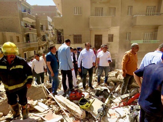 لم يترك الموقع إلا بعد انتشال آخر ضحية.. أهالي المنيا يشيدون بتواجد مدير الأمن بين الركام منذ اللحظة الأولى