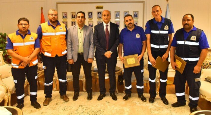 محافظ أسيوط يُكرم 3 من العاملين بهيئة الإسعاف لأمانتهم.. أعادوا 180 ألف جنيه لمصابي حادث موتوسيكل