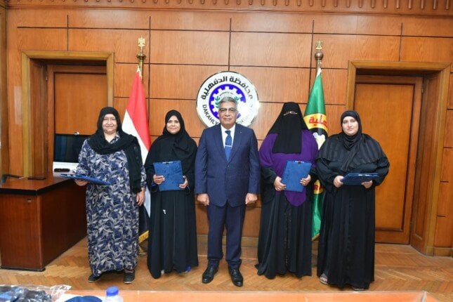 محافظ الدقهلية يستقبل عددًا من المعتمرين ويوزع 5 رحلات عمرة على أبناء المحافظة الأولى بالرعاية