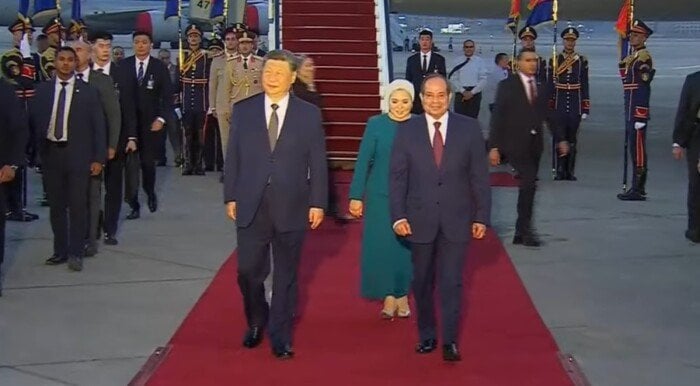 بث مباشر.. الرئيس السيسي وقرينته يستقبلان الرئيس الصيني شي جين بينج وقرينته