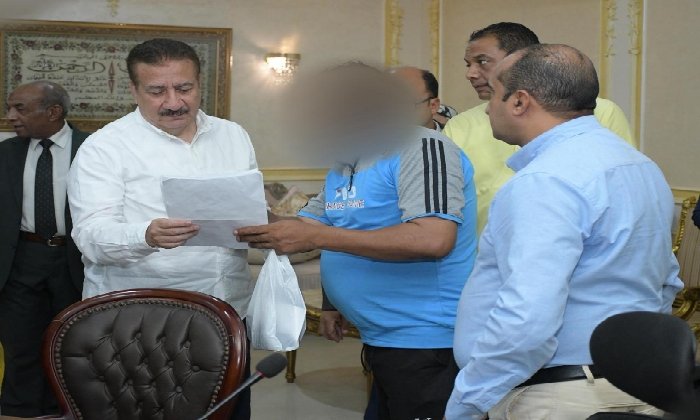 في «لقاء الخير».. محافظ بورسعيد يوزع مساعدات مالية وكراسي متحركة وحقائب مدرسية للأسر الأكثر احتياجًا