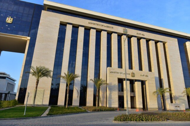 «العمل» تحذر من استغلال اسم الوزارة في تسفير العمالة المصرية إلى إيطاليا