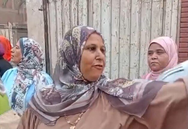 استقبال ومتابعة.. مديرة الشهيد أحمد سمير تشرف على دخول الطلاب في أول يوم دراسة