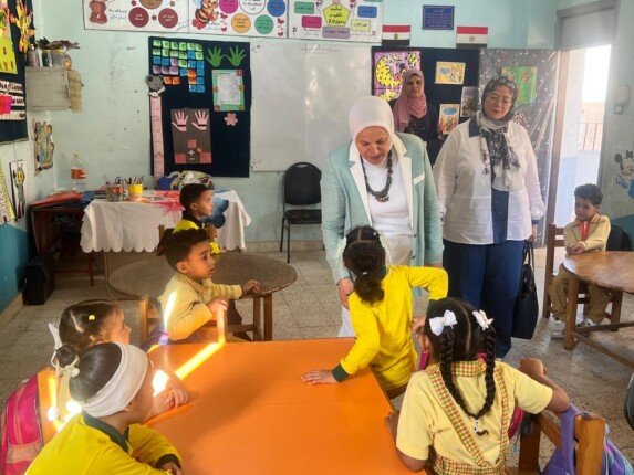 همت أبو كيلة تتابع انتظام الدراسة وصحة الطلاب والتغذية المدرسية بمدارس القاهرة