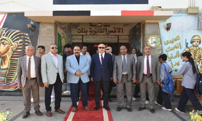 محافظ الأقصر يتفقد عددًا من المدارس بالزينية والقرنة ويتابع الأنشطة التعليمية والرياضية