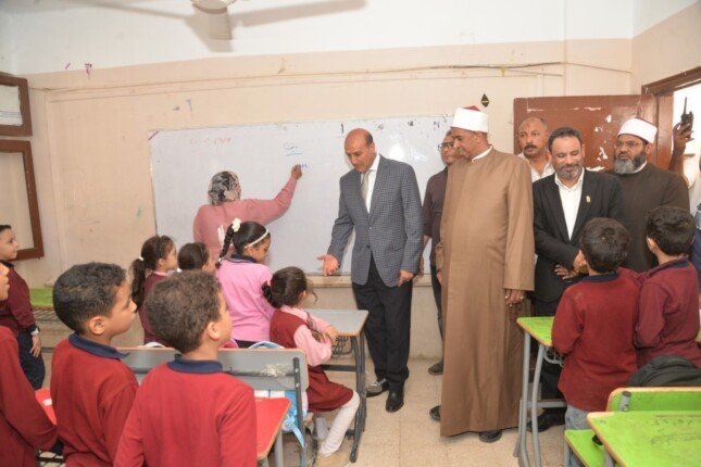محافظ أسيوط يتفقد ورش إعادة تدوير الأخشاب ومشغل الخياطة بالمنطقة الأزهرية