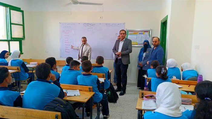 مدير «تعليم الفيوم» يتابع ميدانيًا انتظام الدراسة ويؤكد على تفعيل مبادرة «القائد السلوكي»