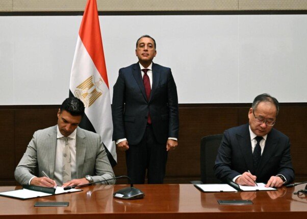 مصر والصين توقعان مذكرة تفاهم لإنشاء مجمع صناعي متكامل لإنتاج إطارات السيارات