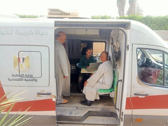 لتخفيف العبء عن الأهالي.. إتاحة تراخيص المحال والبناء عبر المركز التكنولوجي المتنقل بقرية «جزيرة ببا» ببني سويف