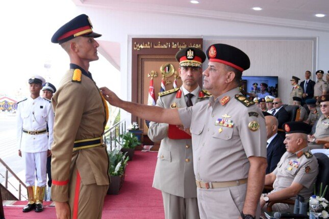وزير الدفاع يشهد حفل تخرج الدفعة «163» ضباط صف مُعلمين