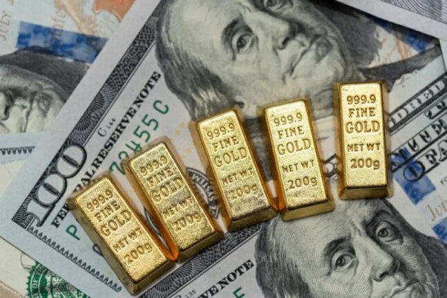 الذهب يتراجع عالميًا تحت ضغط ترقب بقاء ارتفاع أسعار الفائدة لفترة أطول