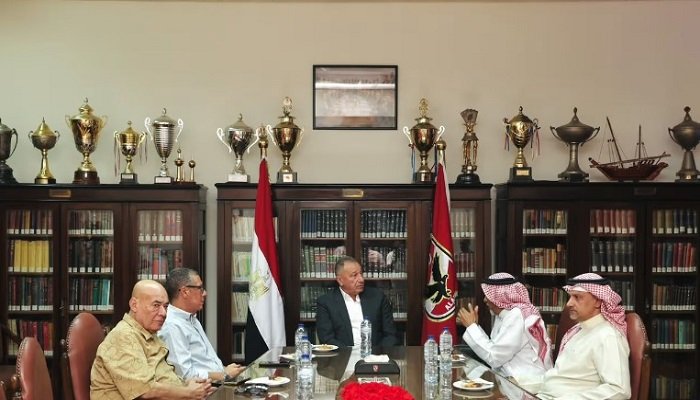 الخطيب يستقبل وفد الاتحاد العربي للكرة الطائرة في مقر الأهلي بالجزيرة