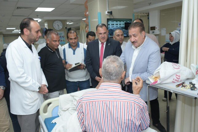 محافظ بورسعيد يتفقد مستشفى السلام ويوجه برعاية مريض وتوفير حياة كريمة له