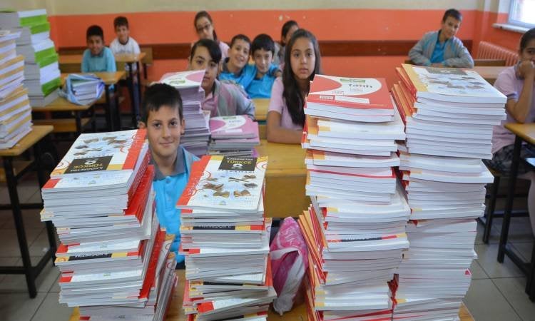 مع انطلاق العام الجديد.. توجيهات من «التعليم» بسرعة تسليم الكتب للطلاب