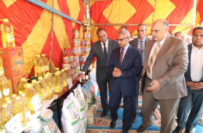 محافظ بني سويف يتفقد معرض السلع بسمسطا ويوجه بإعلان الأسعار وتشديد الرقابة