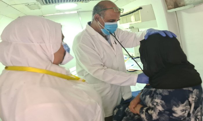 بـ 6 عيادات متنقلة.. كشف وعلاج بالمجان لـ854 مواطنًا في قافلة طبية بالبحيرة