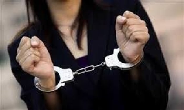 ضبط سيدة بتهمة طعن أخرى بسلاح أبيض بسبب خلافات الجيرة بالقليوبية