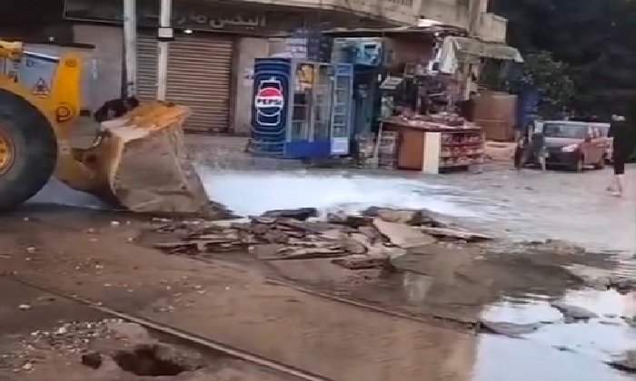 «السيالةغرقانة».. استغاثة عاجلة من أهالي بحري بالإسكندرية بعد كسر ماسورة مياه عمومية