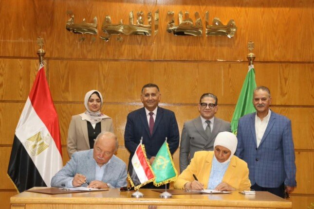 محافظ القليوبية يشهد توقيع عقد استغلال مكتبة المنار بمدينة بنها