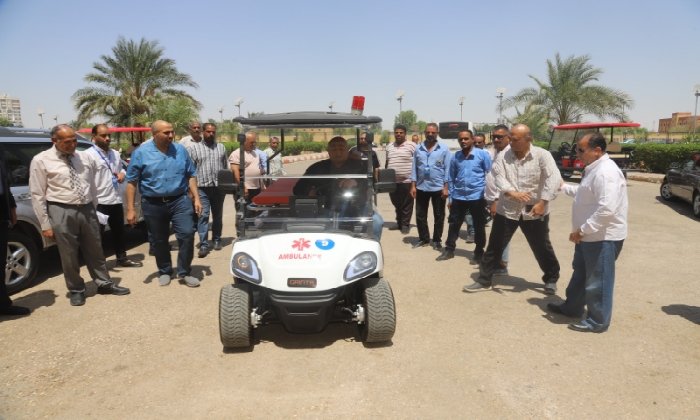 رئيس جامعة قنا يشهد تسليم سيارة إسعاف جولف مجهزة لتعزيز سرعة الاستجابة بالمستشفيات الجامعية