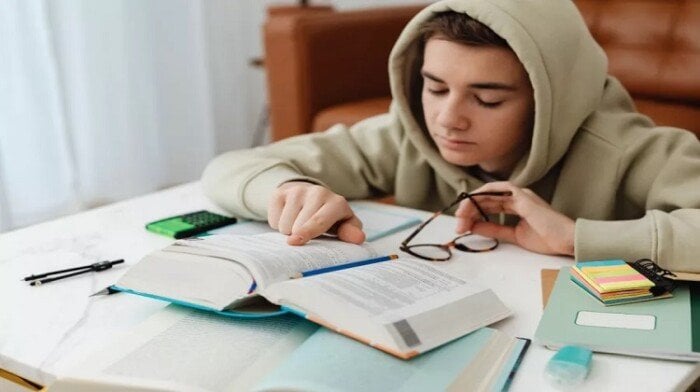 من الشاشات إلى ChatGPT.. أخطاء تقلل استفادة الطلاب من المذاكرة