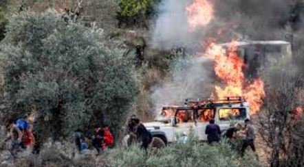 مستوطنون يحرقون منازل ومركبات فلسطينية في نابلس ورام الله