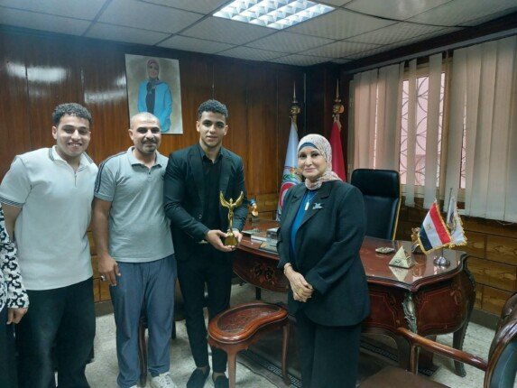 نقيب التمريض تكرم الممرض علي محمد.. مكافأة مالية ودرع ومنحة دراسية بجامعة بدر