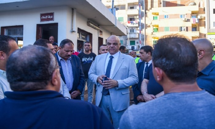 محافظ الإسكندرية يتفقد جراج هيئة النقل العام وموقفي فيكتوريا وباكوس لمتابعة انتظام النقل البديل