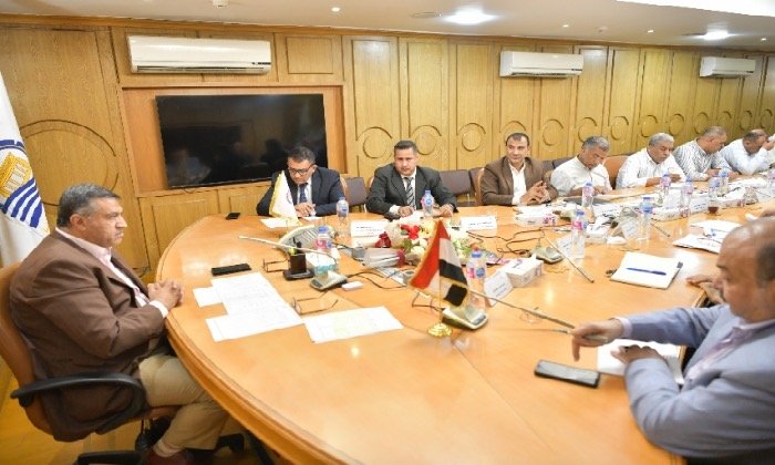 محافظ قنا يستعرض سبل تسريع تقنين أراضي الدولة